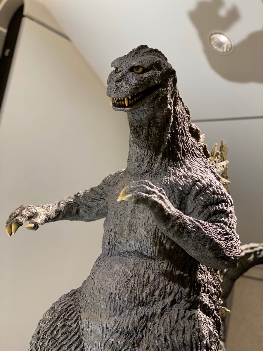 1995年 ゴジラ、大阪に初襲来。」 B1F エントランス付近にゴジラ像が