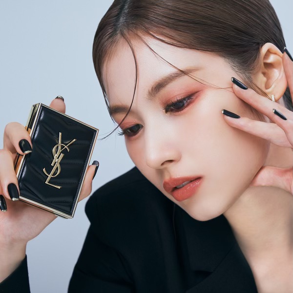 ジャパン メイクアップミューズ TWICE SANAが纏う、YSLアイシャドウ