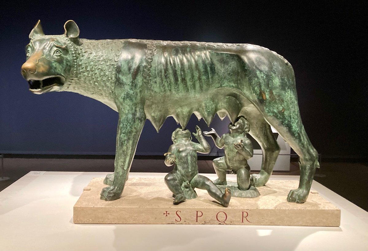 カピトリーノの牝狼》は、後にローマの創建者となる幼い双子の兄弟が川