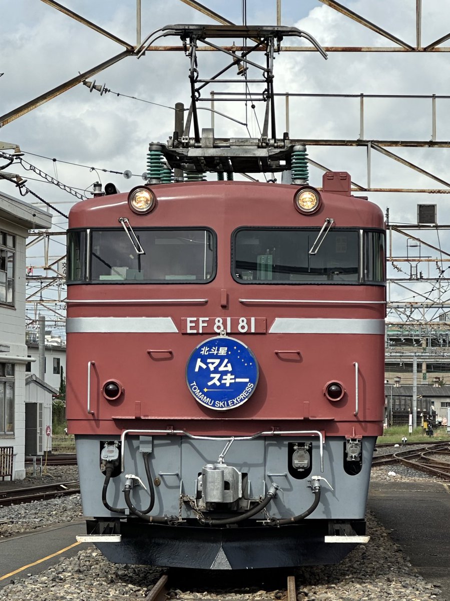 北斗星トマムスキーのヘッドマークも誇らしげな81号機、ピカピカな車体