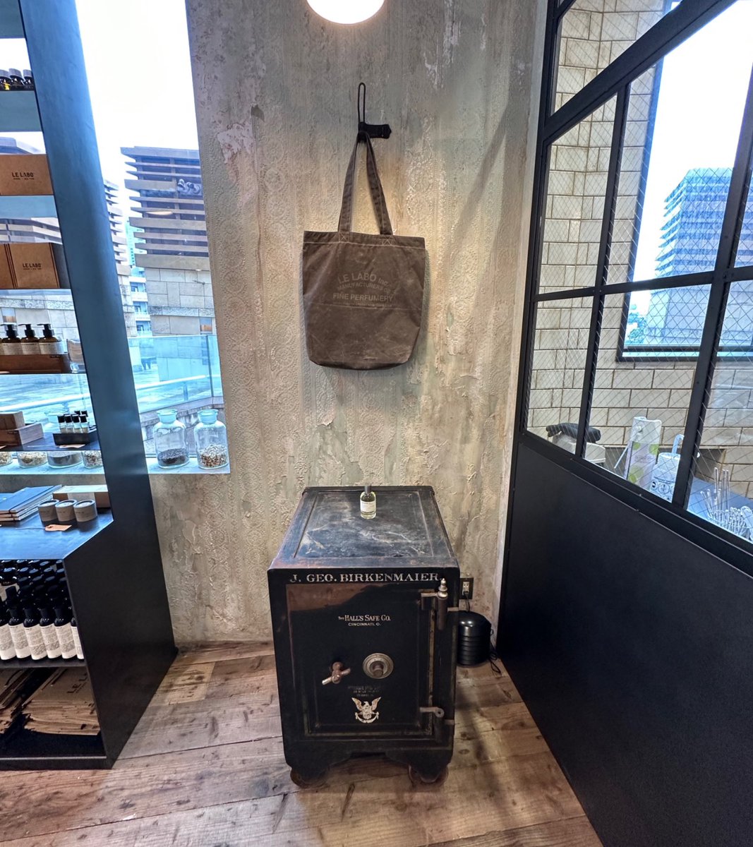 ルラボのこのバッグ10,000円ぐらいでめちゃくちゃ良いな。 触ると