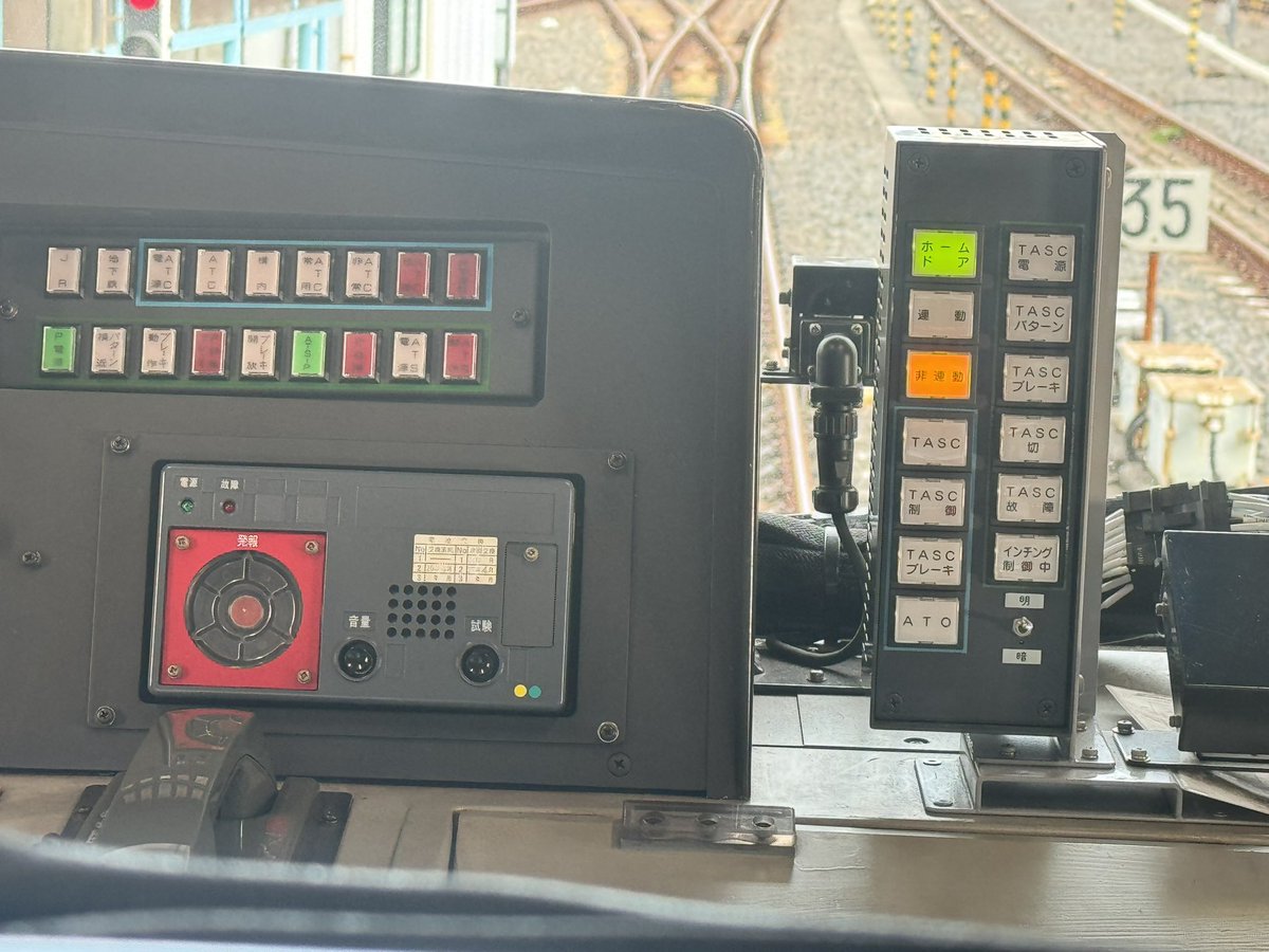 E231系800番台機器更新車ATOやTASC、FDに関連した機器が追加されている