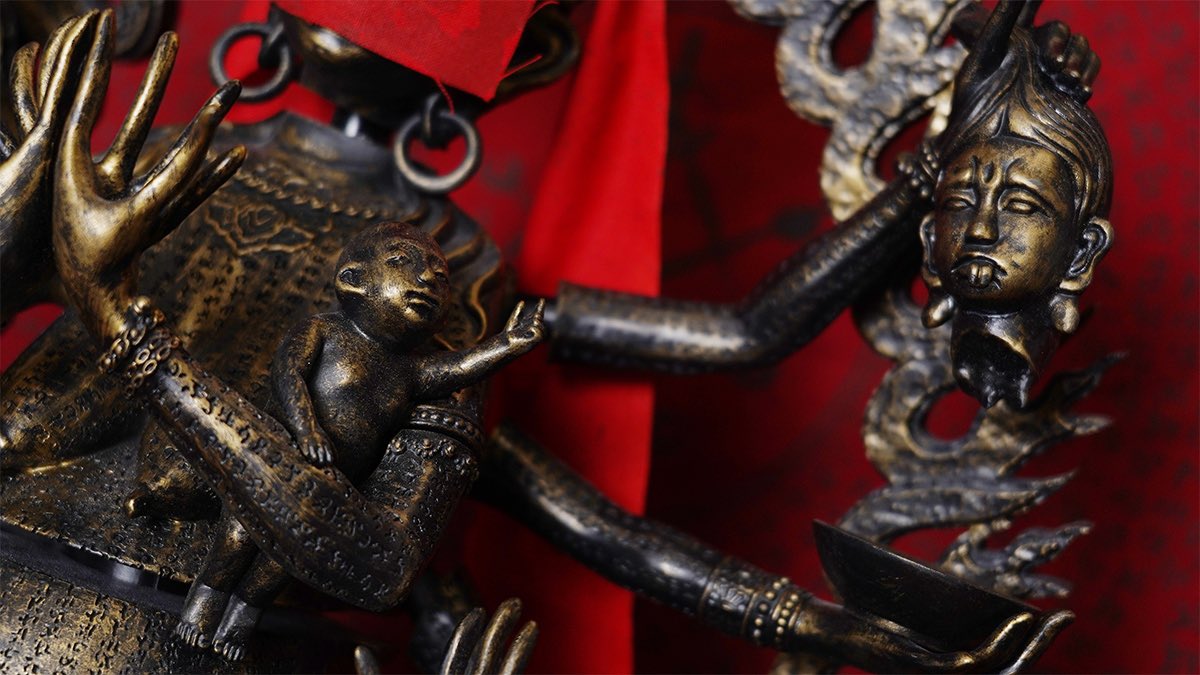 呪詛』の大黒仏母フィギュアは細部まで禍々しい。ご尊顔もこの通り。