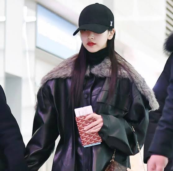 TWICEミナやさっしー着用で小顔に見えると人気のVARZARのキャップ