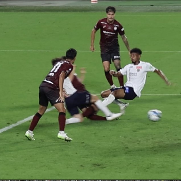 齋藤未月選手の問題のシーン。写真ではわかりにくいですが、未月選手の