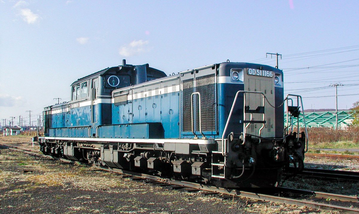 3両の青いDD51】 北海道では朱色を基調とした塗色のDD51が大半を占める