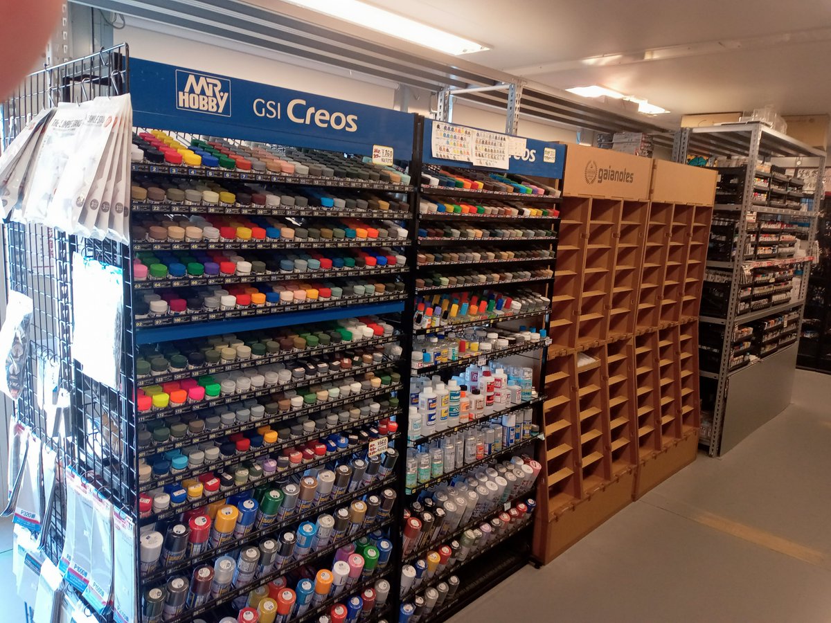 ガイアノーツの塗料用什器を2セット導入。一面全て塗料コーナーになり