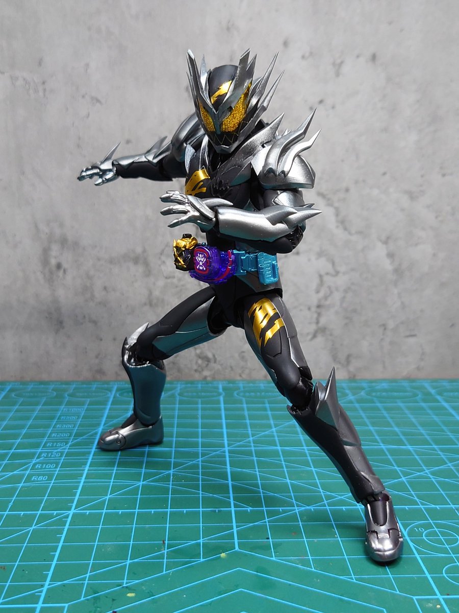 好みの色で仮面ライダーリバイス、サンダーゲイルを改造しました