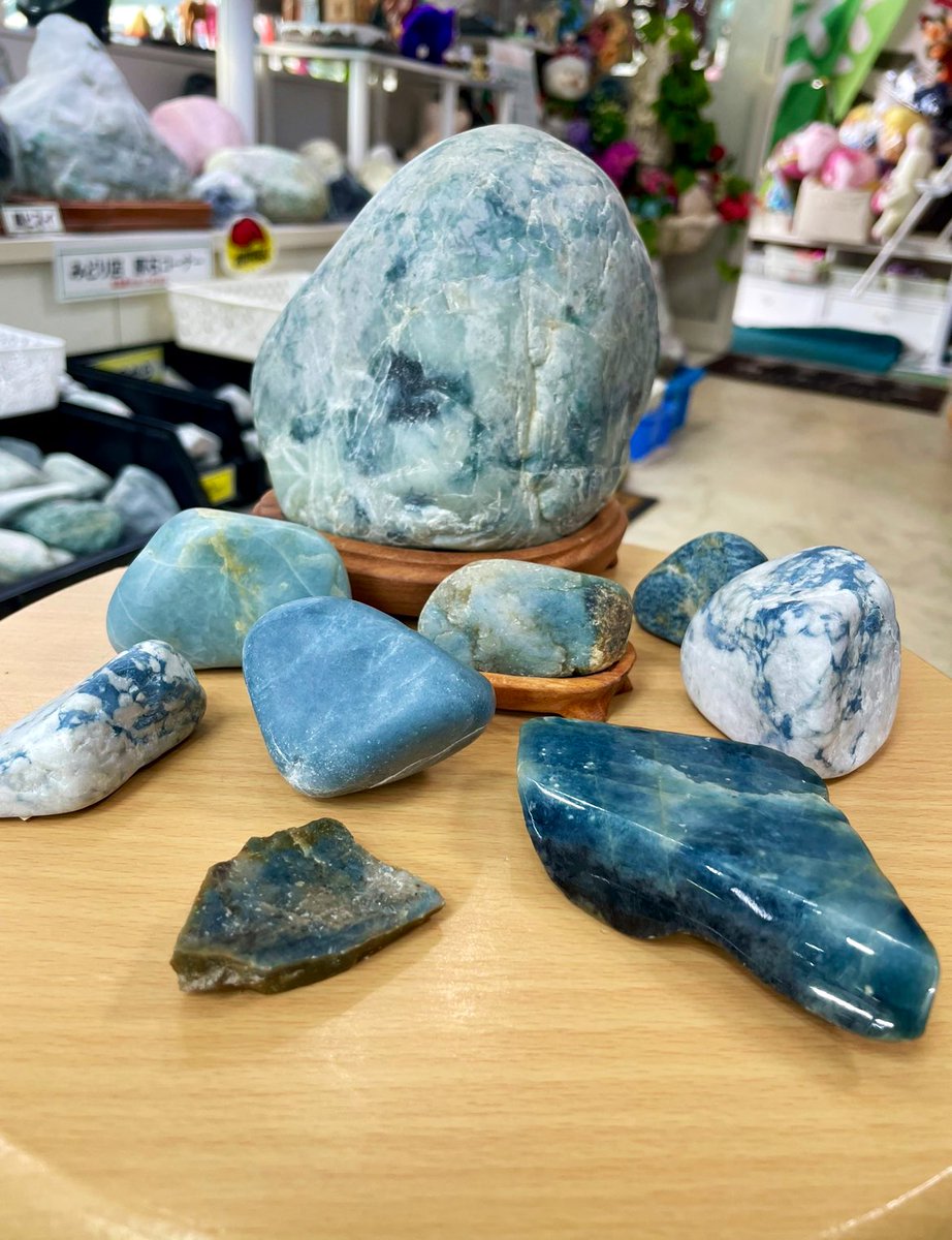 今日のヒスイは、 「色々な産地の青翡翠」です😁 青ヒスイと言えば有名