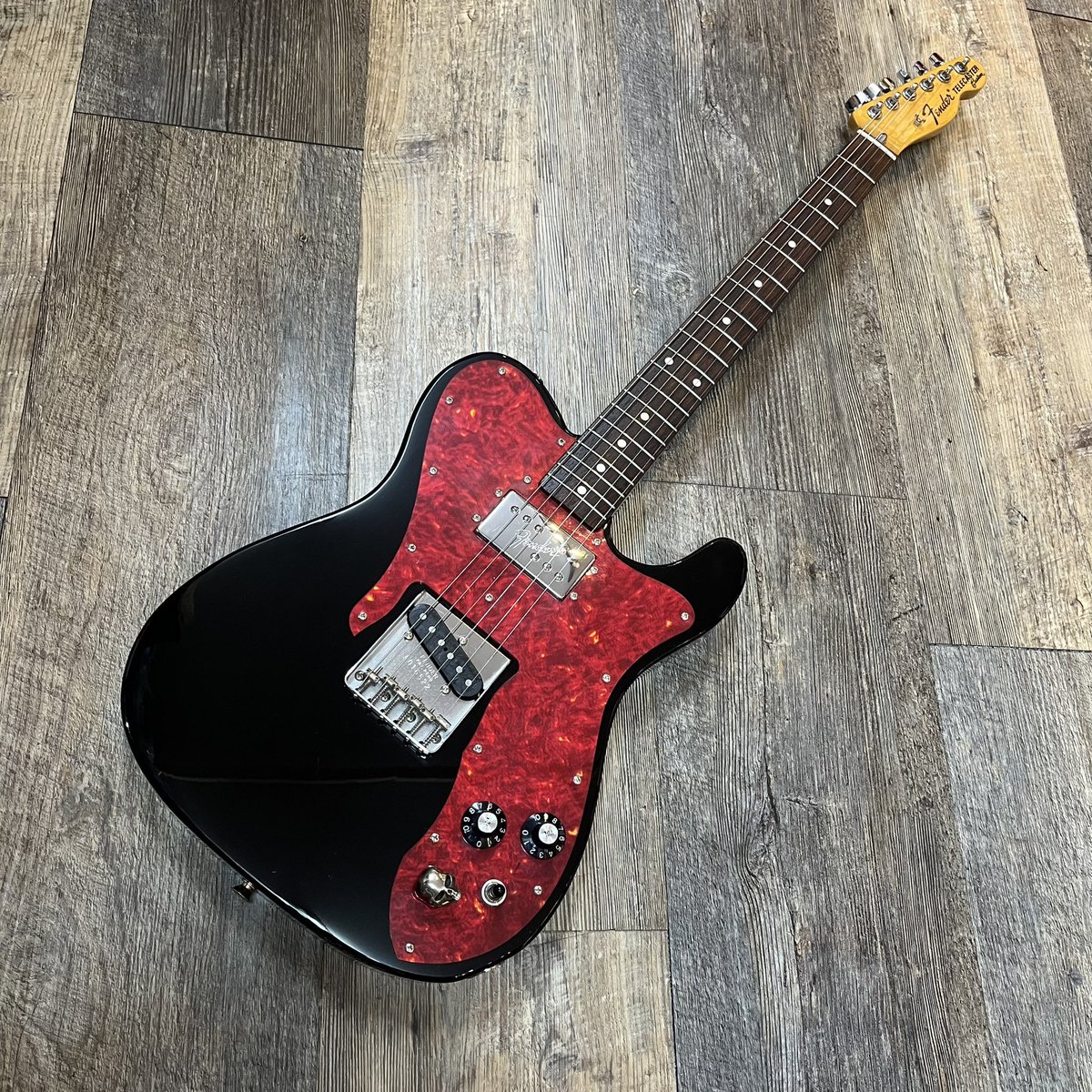 赤鼈甲柄ピックガードや6Wayサドルのブリッジ等、thee michelle gun