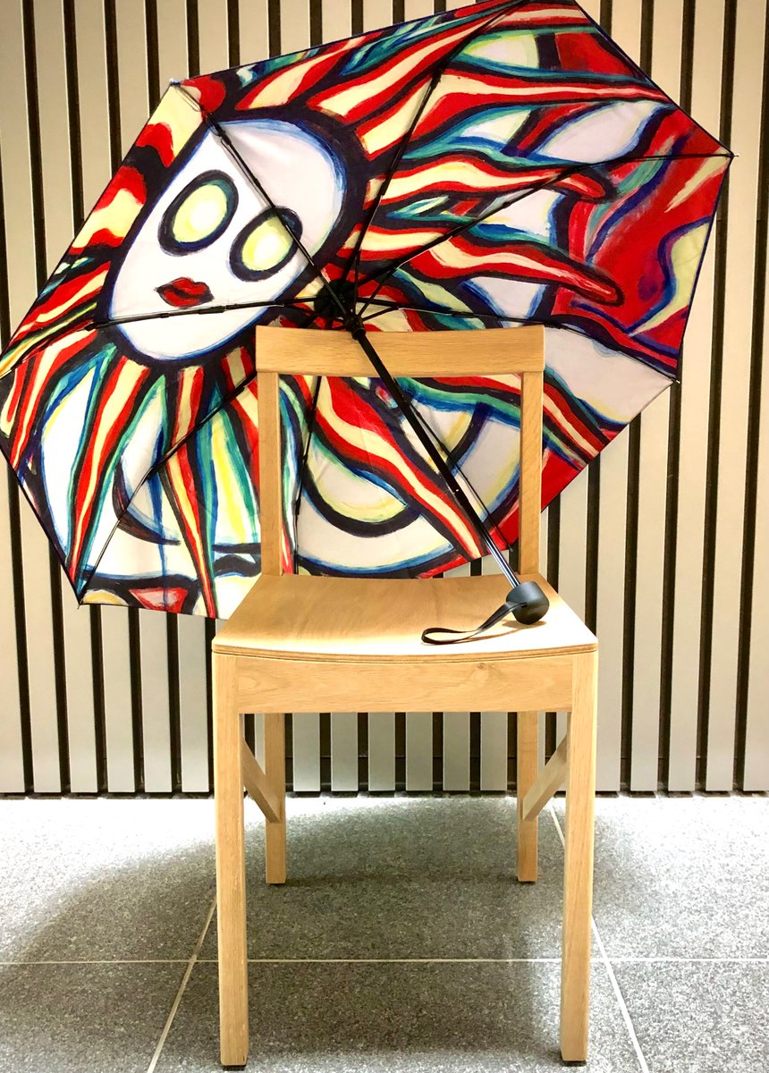 続いては、ミュージアムショップをのぞき見……！ 美術館5階の特設