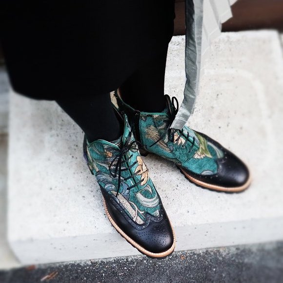 特別な一足をお届けします。 「血は静かに君を巡る」 近日オンラインに