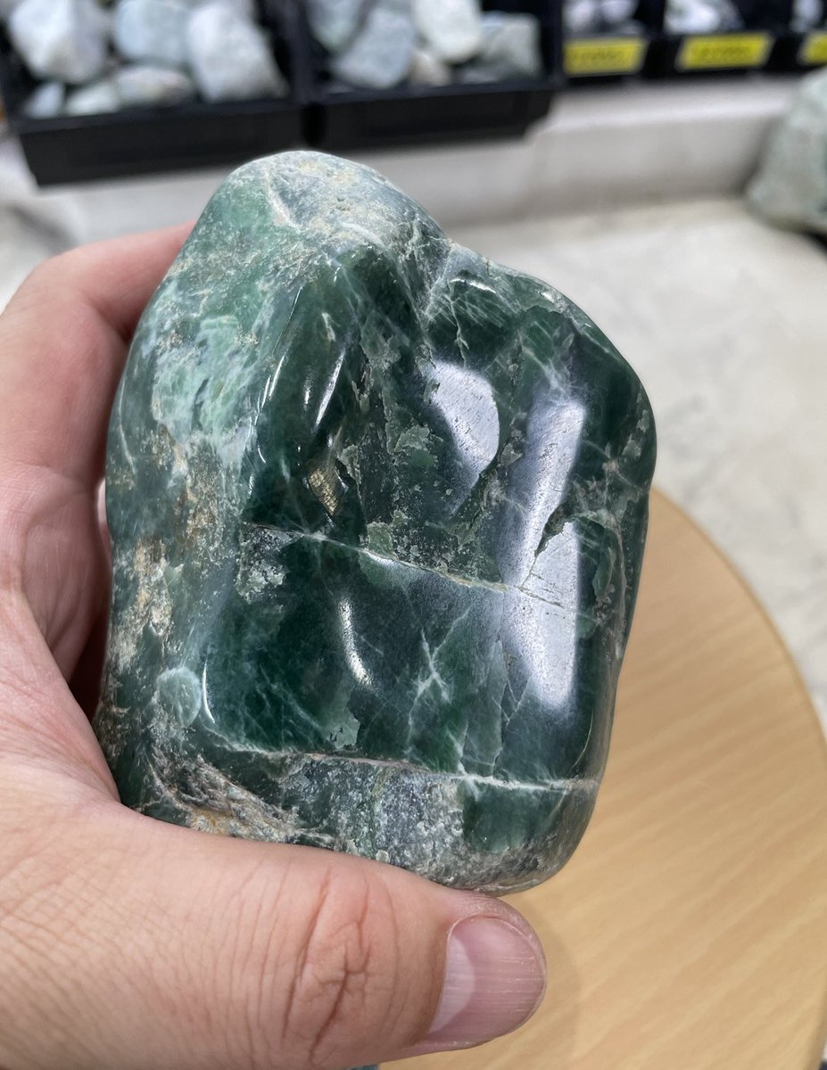 今日のヒスイと糸魚川鉱物は、「オンファス輝石と緑色岩」です😁 厳密