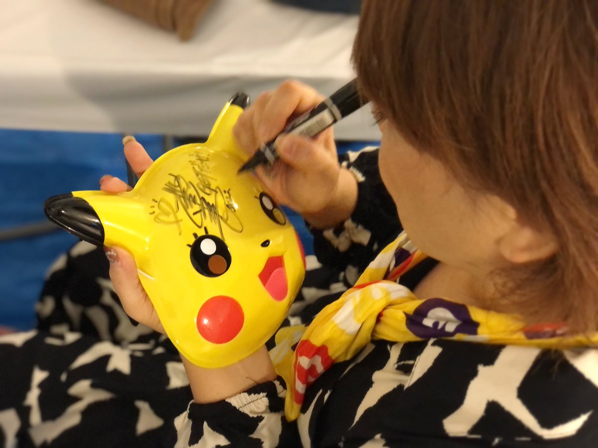 この頃、色紙じゃないところにサインを書かせていただく事が多い。笑笑