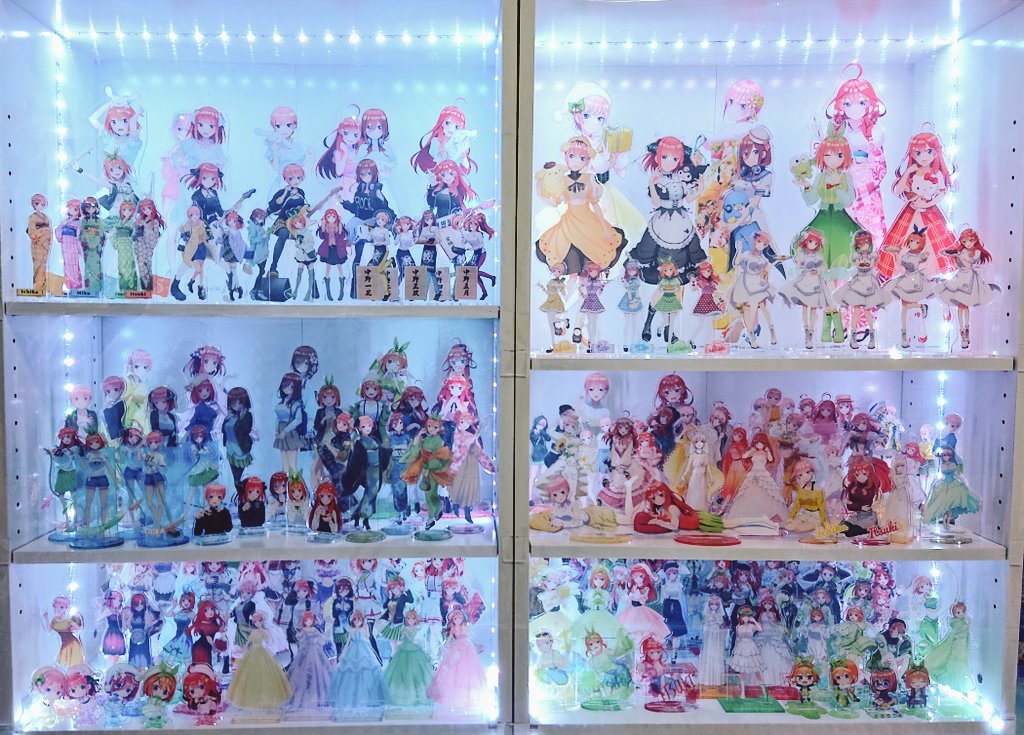 アクスタを中心に、五等分の花嫁グッズを飾ってみました〜🥰 棚は