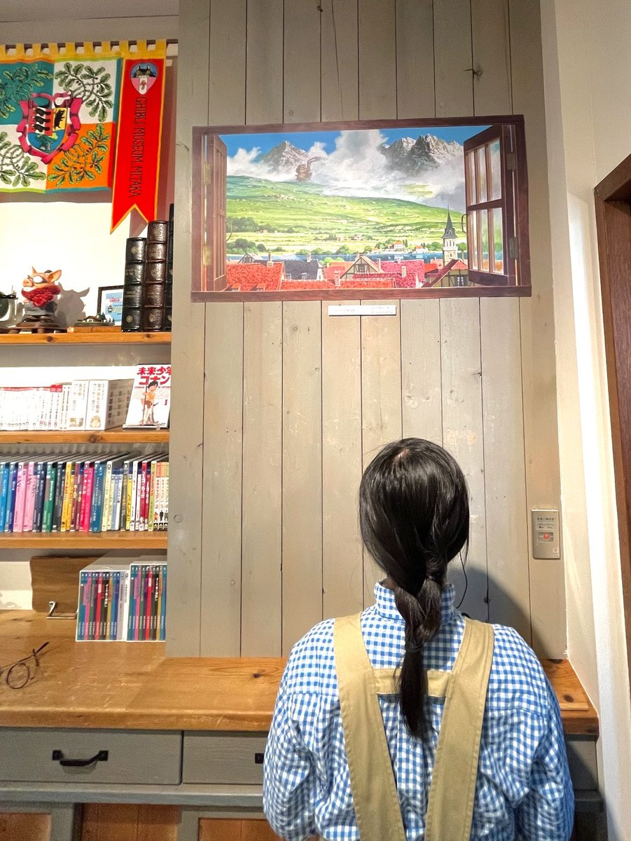 ショップのレジの後ろに、壁窓「ハウルが来る町」が貼られました