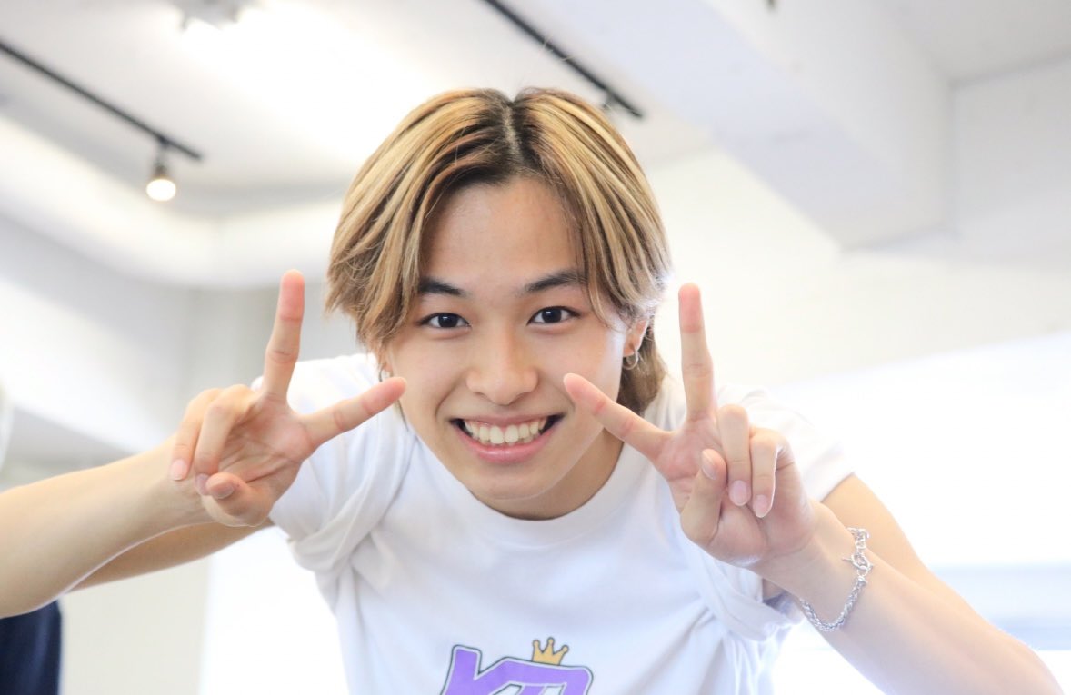 横で撮影の真似を始めた #岡尾琥珀 に 一眼レフを渡してみたら