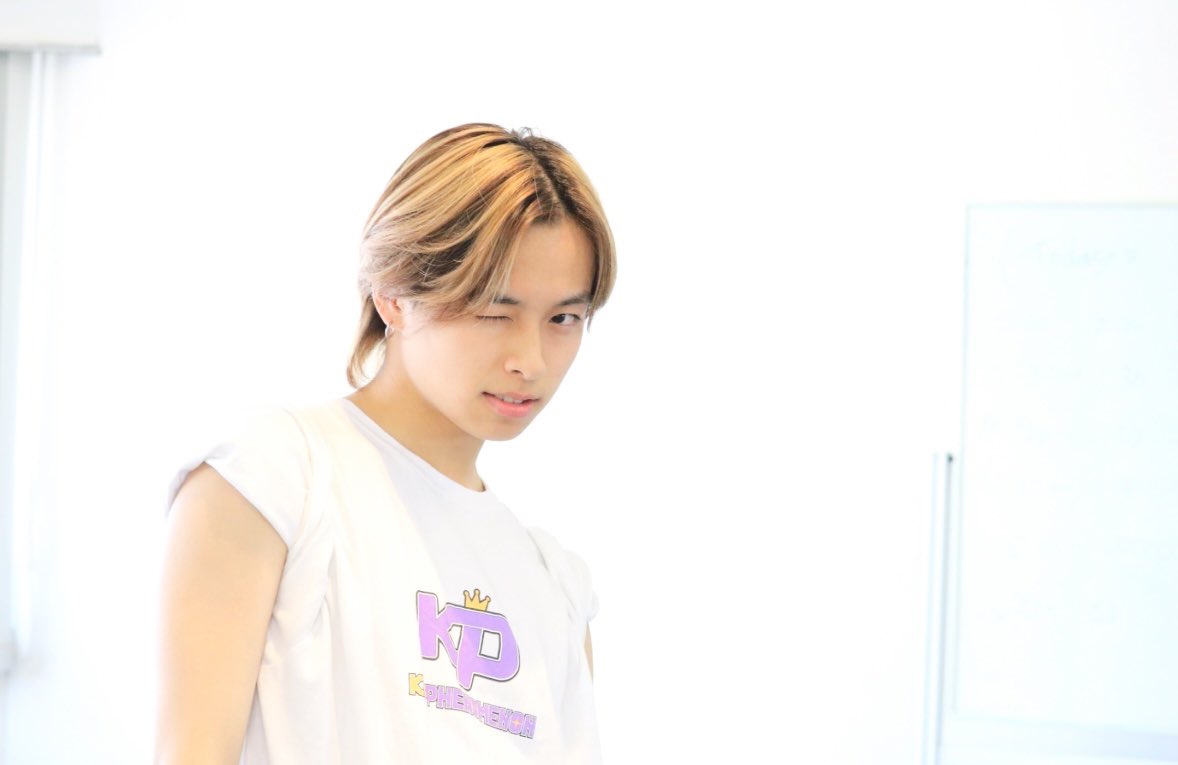 横で撮影の真似を始めた #岡尾琥珀 に 一眼レフを渡してみたら