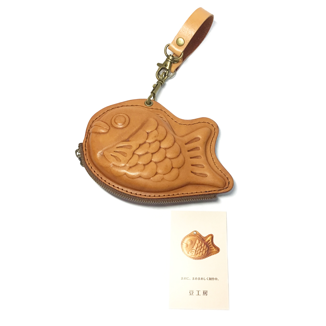 昨日のデザフェスで、お客様が丸い鯛焼きの本革ポーチをつけていらし