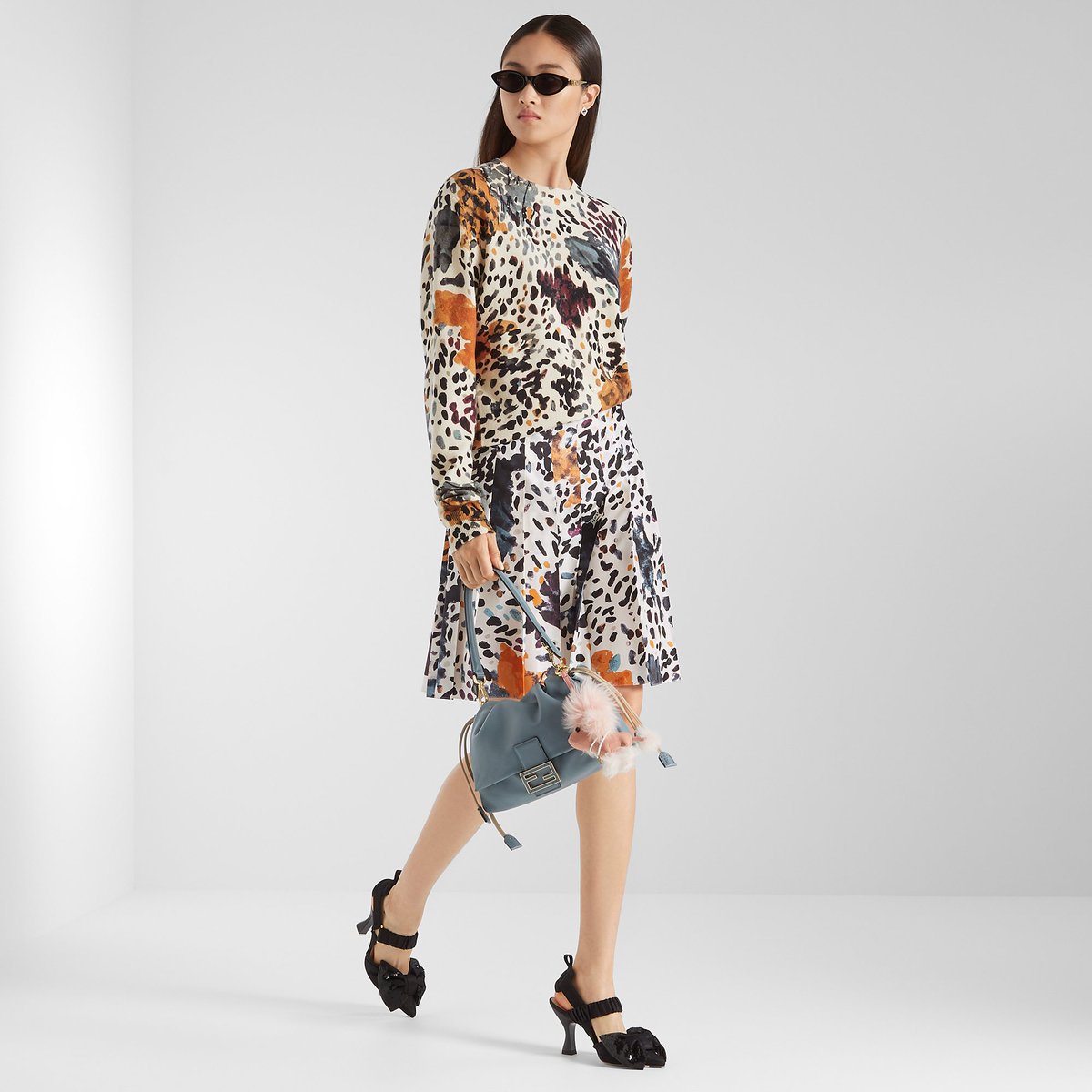 全面にマルチカラーのファレナモチーフをプリントしたセットアップに