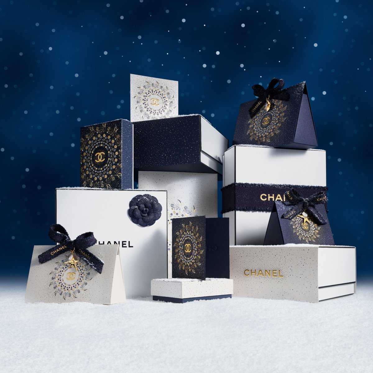 ホリデー限定ラッピングとチャームでさらに魅力的なギフトに。