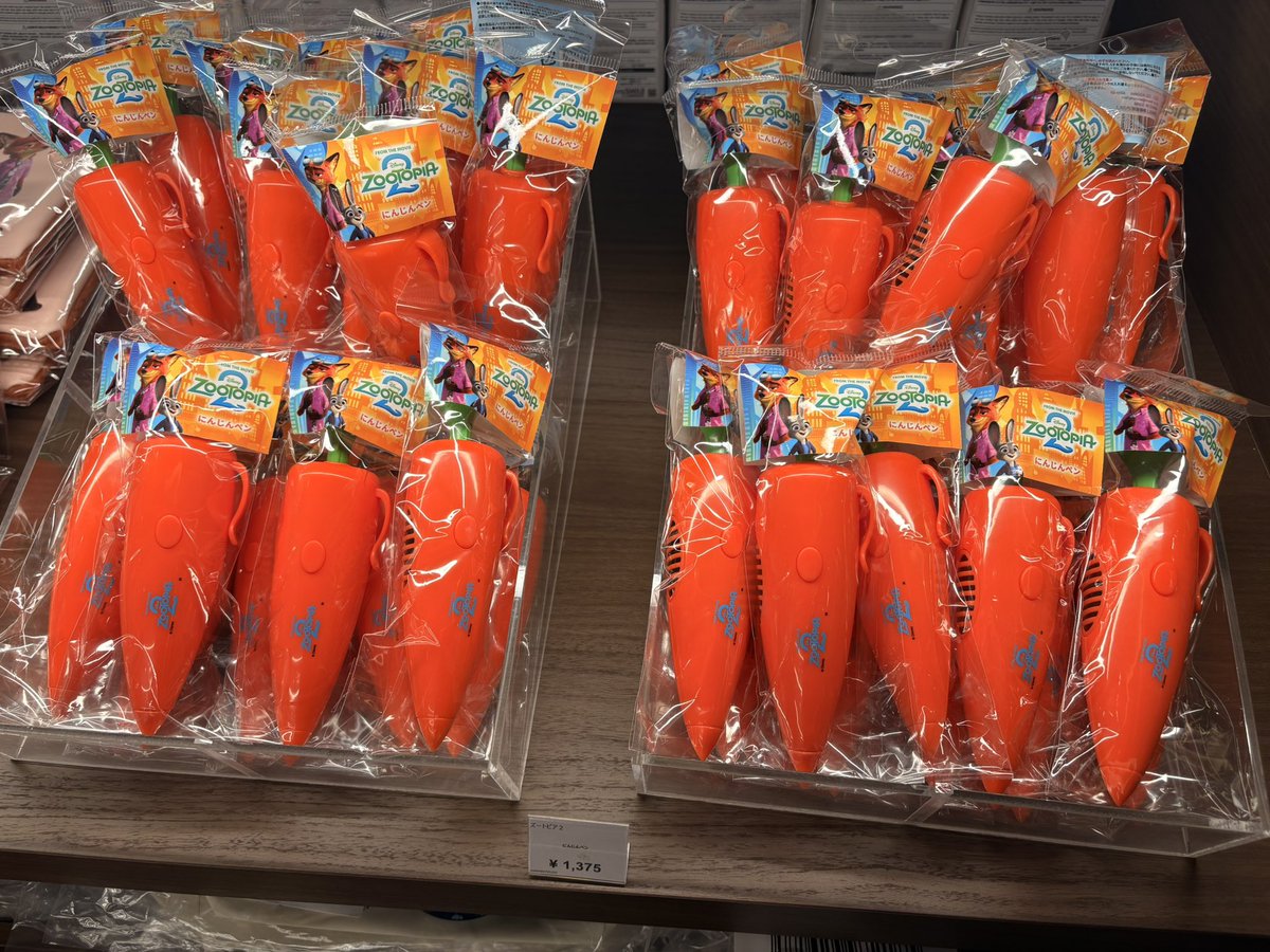 TOHOシネマズ日比谷のグッズ売場には、ジュディのにんじんペンが大量に