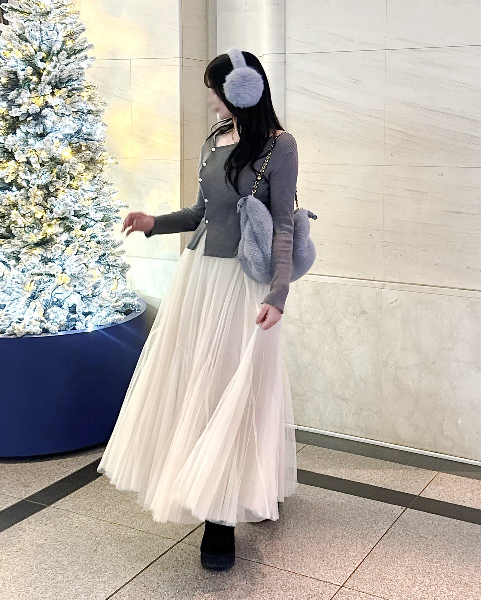 ココディールのプリーツマチチュールスカートが膝下から広がり出す骨