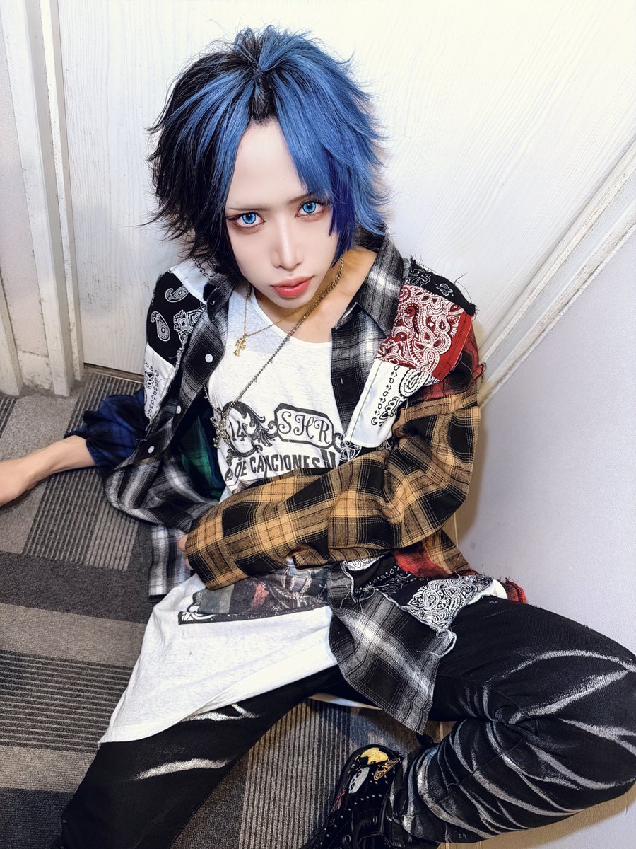 チャンネル登録者数25万人突破したー！！爆速で1万人増えたー😢🩵30万