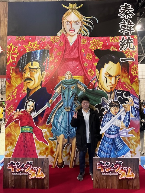 ジャンプフェスタ2026の会場内、『キングダム』のフォトスポットで撮影