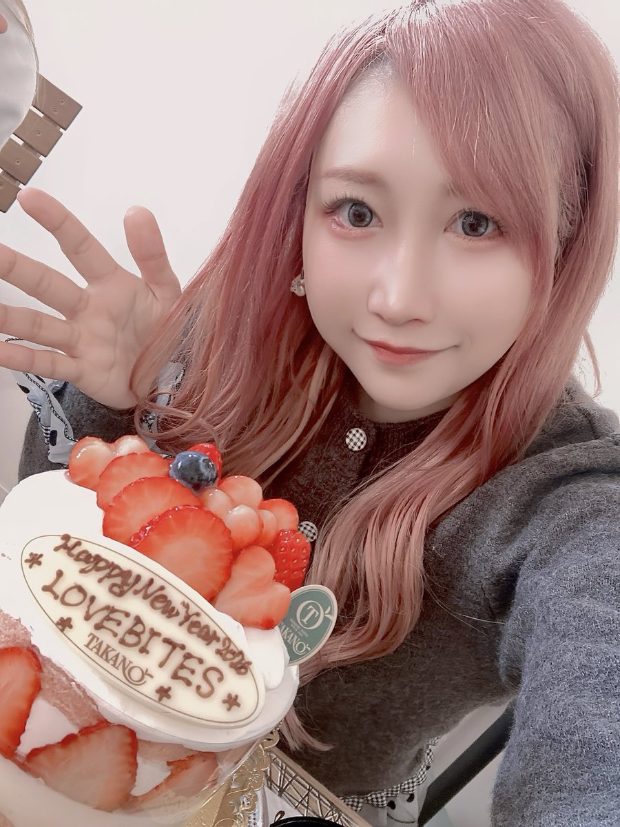 今日はLOVEBITES新年会でした🍣🍗🎂 和・洋・中みんなで持ち寄って