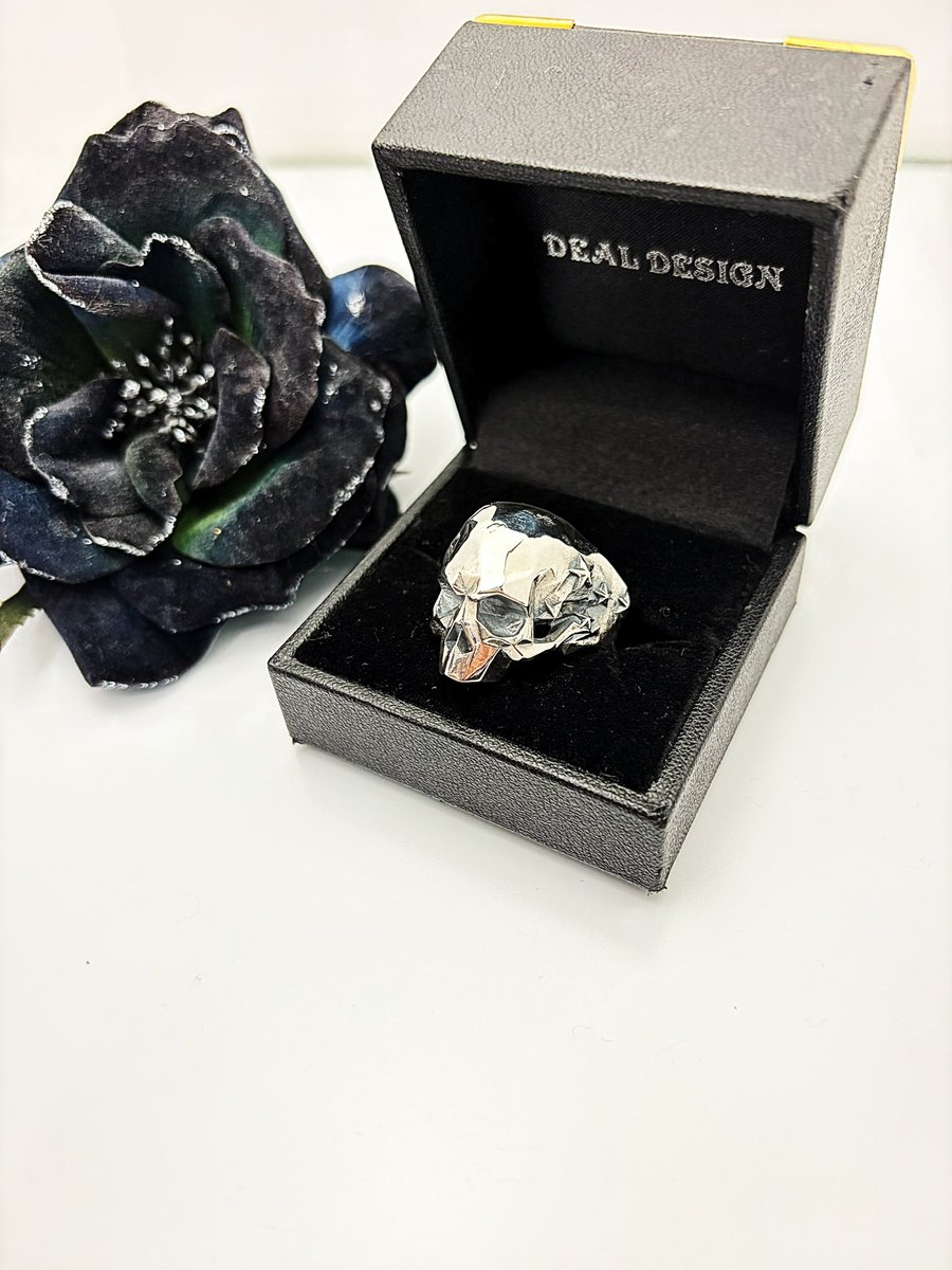 こんにちは！大阪店亀田です🐢 本日はサーフェススカルリングのご紹介