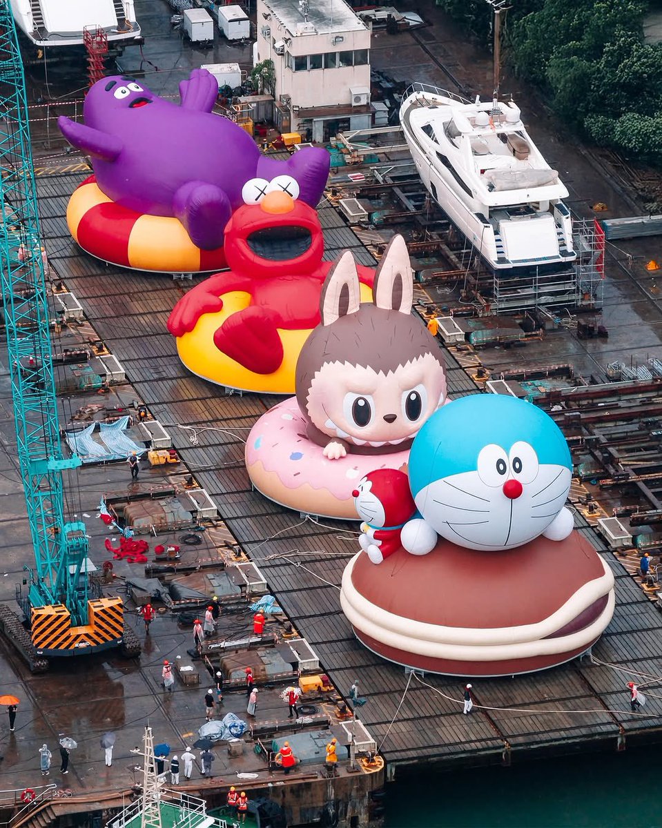 世界初そして世界最大規模のウォーターパレードが香港のヴィクトリア