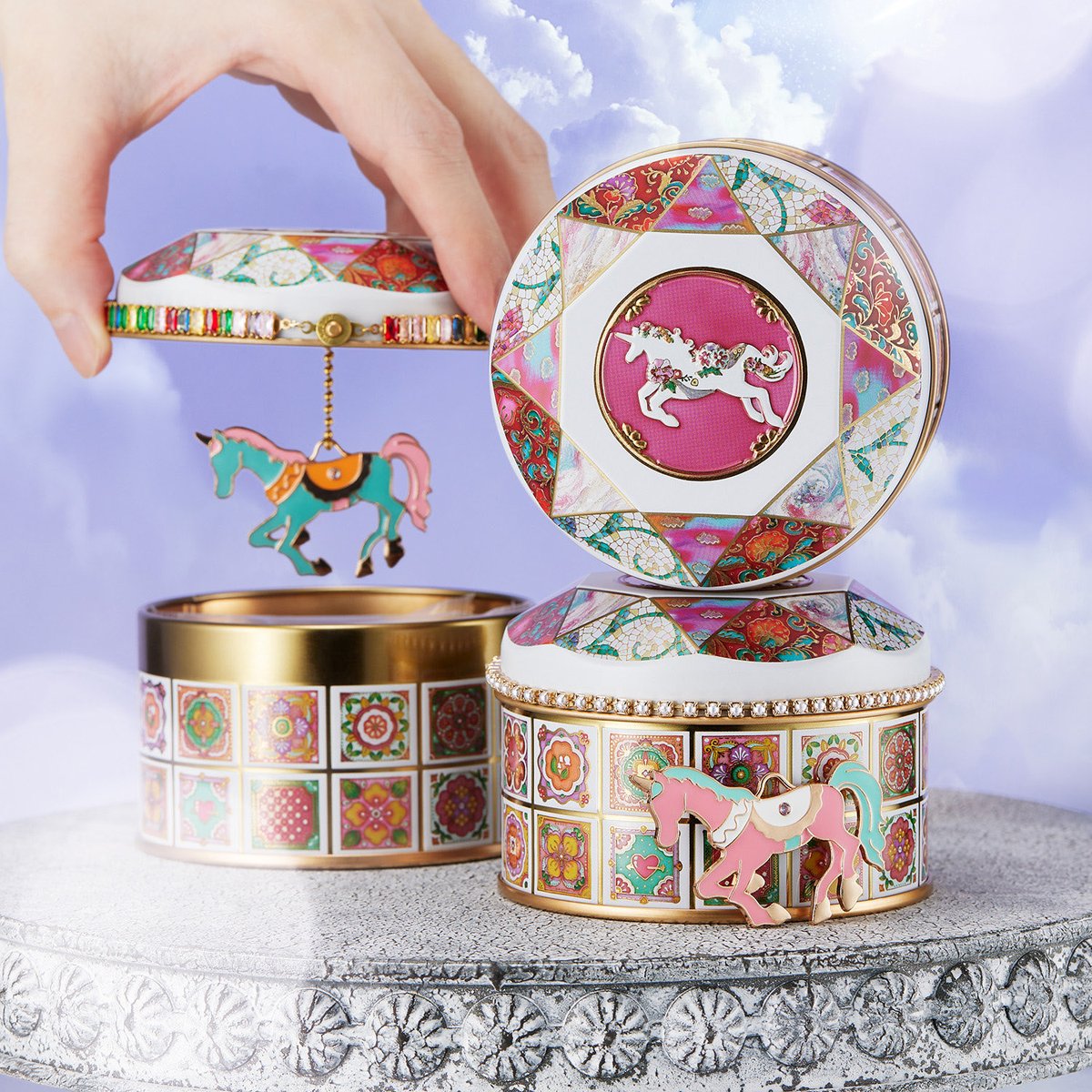 ミニチュアタイル”とユニコーンをガラス絵で描いた『ユニコーン缶』を