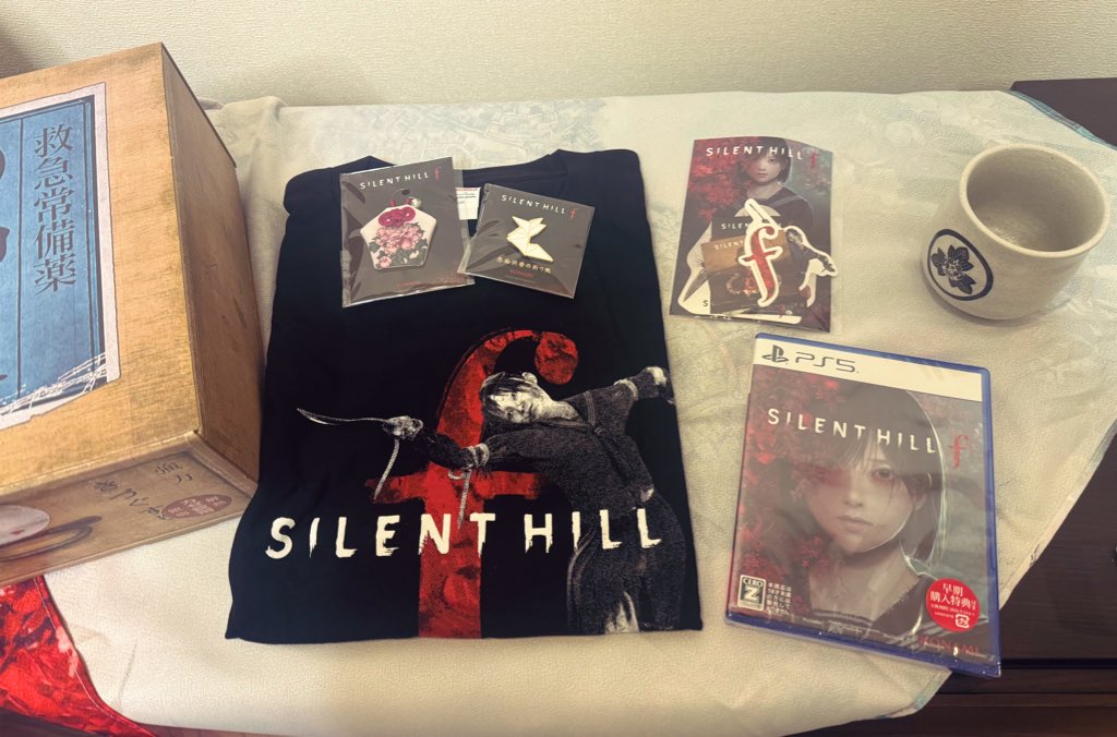 KONAMIさんから頂いたサイレントヒルfのグッズが凄すぎる