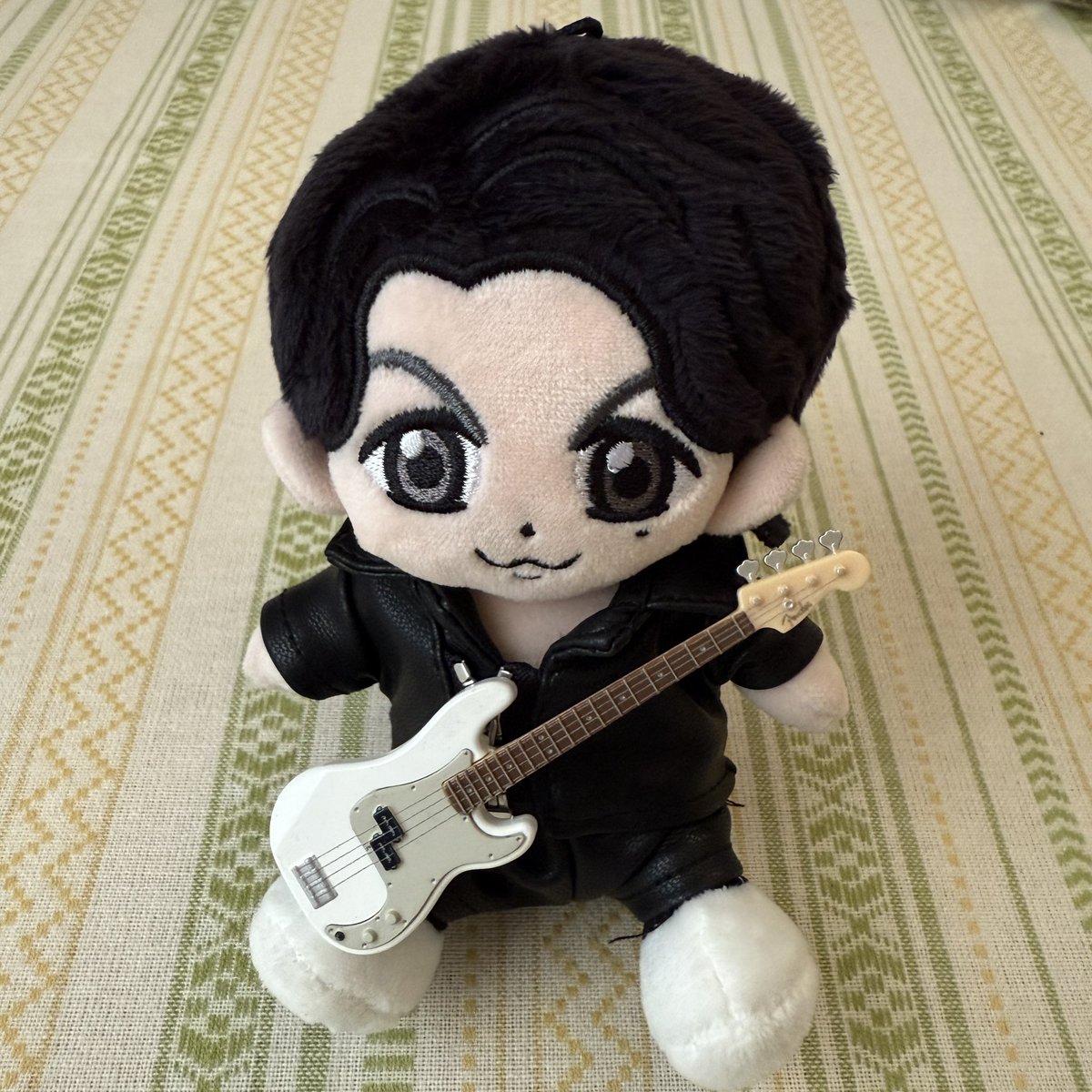 イケメンだなぁ〜😍 お着替えしたら カッコいい😍 ギター持ったら