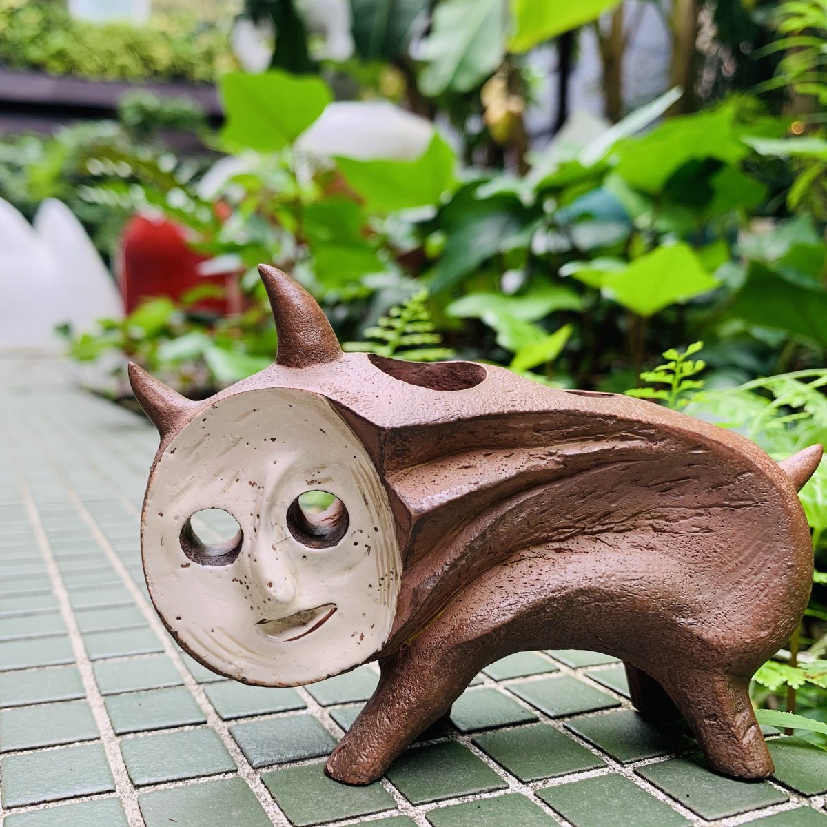 記念館のお庭のアイドル、《犬の植木鉢》🌿 庭に猛獣をうろうろさせ