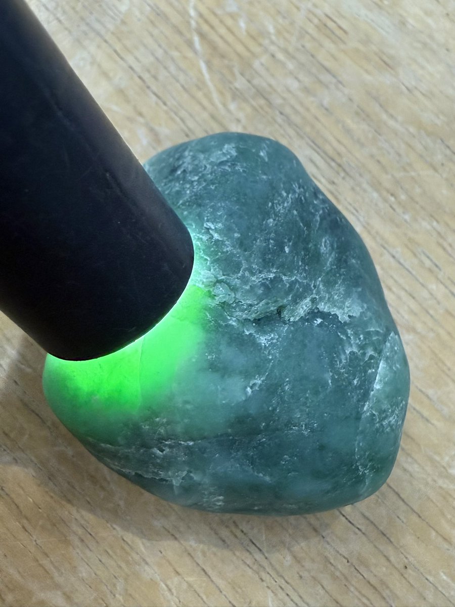 今日のヒスイは、 濃い緑（翠）の、 「オンファス輝石・翡翠❗️」です