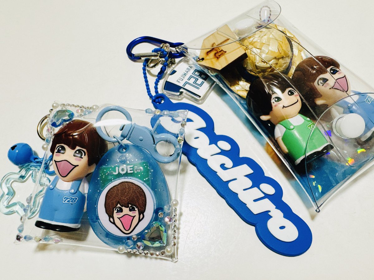 ボイスキーホルダーの金具を付け替えて、前に100均で買ってデコった