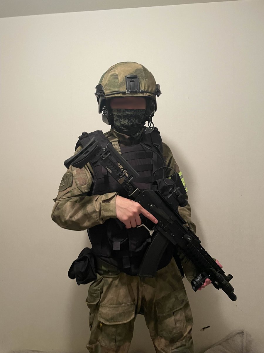 ついに揃った、ロシア親衛隊ОМОН装備 黒のボディーアーマーが重厚な