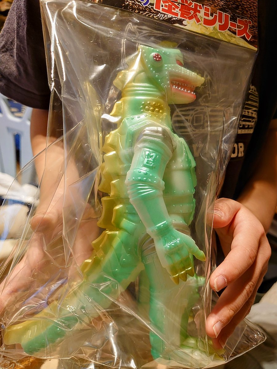 今日お迎えしたのは、ブルマァクの メカゴジラ蓄光グリーンです。 なに