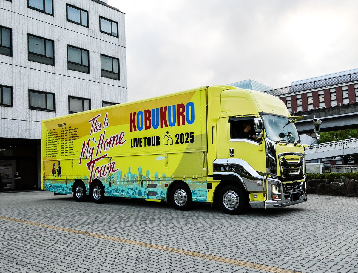 コブクロのツアートラックです。 ラッピング車は1台。 左右同一