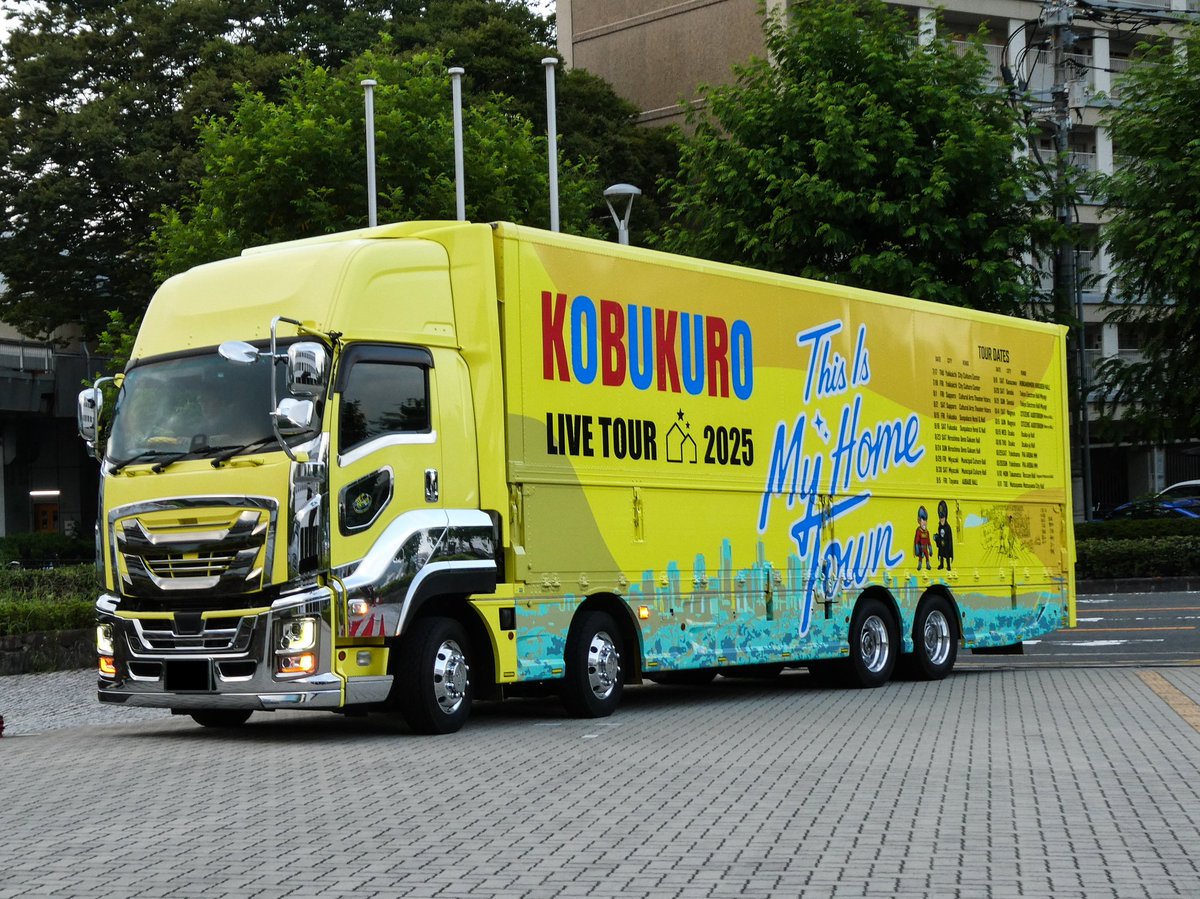 コブクロのツアートラックです。 ラッピング車は1台。 左右同一