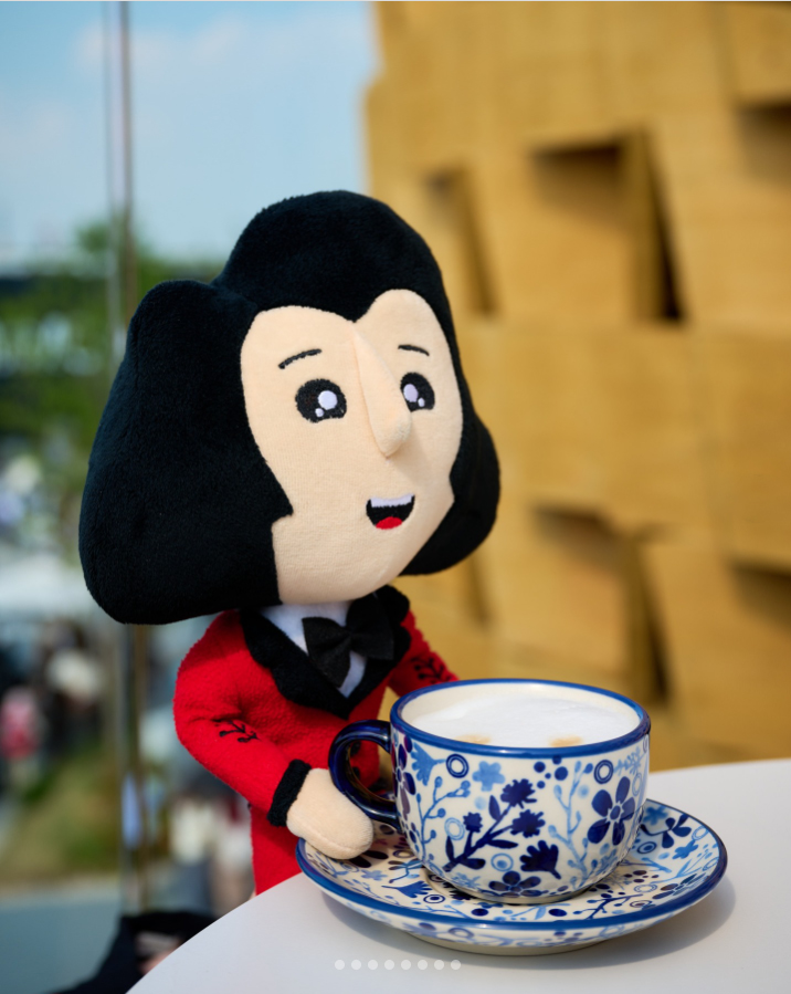 ここに来てポーランドパビリオンに公式マスコットが登場したのを教えて