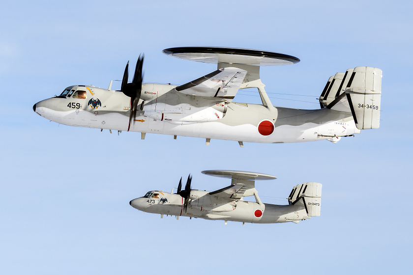 飛行警戒監視群はE－2C／D航空機を使用し、広大な我が国周辺空域の