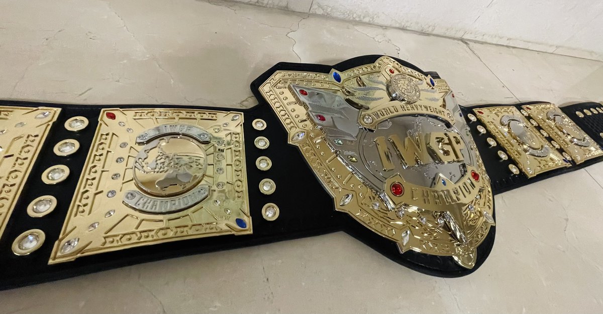 IWGP世界ヘビー級チャンピオンベルト』のレプリカモデル来た‥ 重い