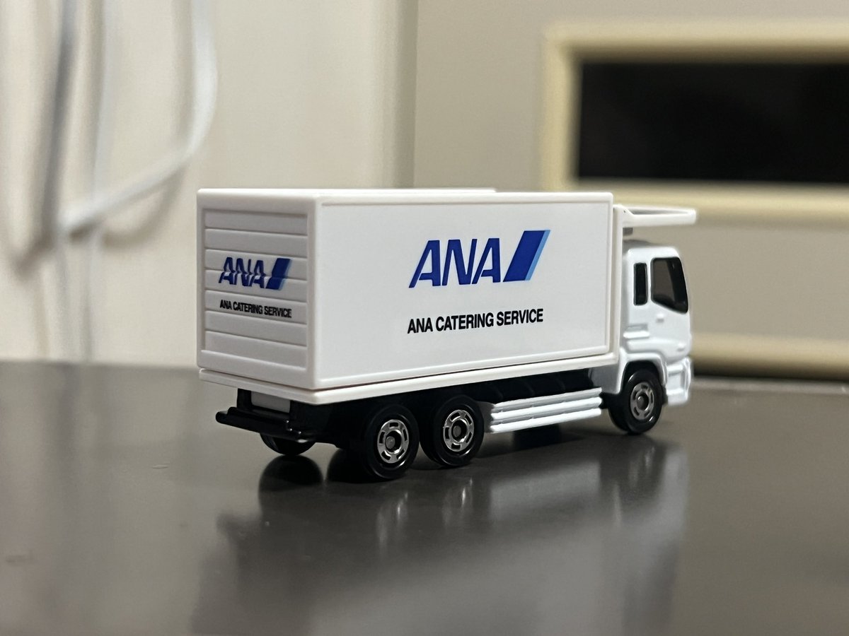 トミカのいすゞギガフードローダー(ANA) ANAケータリングサービス特注