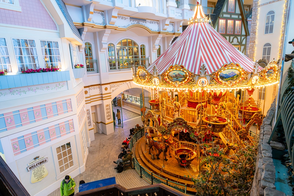 ルスツにある2階建てメリーゴーランド「カルーセル」。屋内