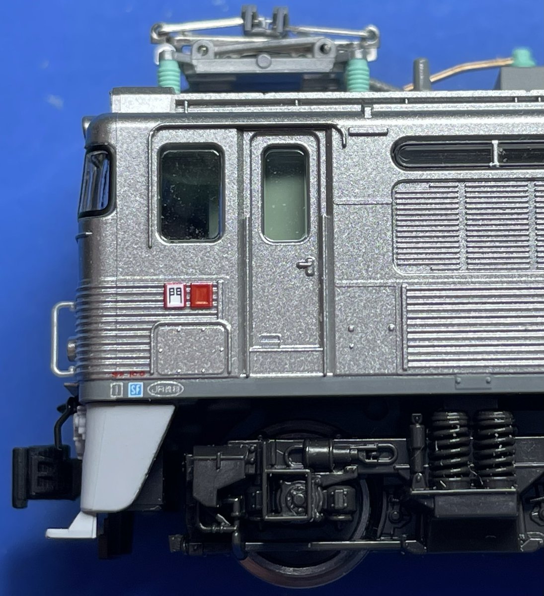 KATO EF81 300 に区名札を装着しました。この機関車の区名札は白バック