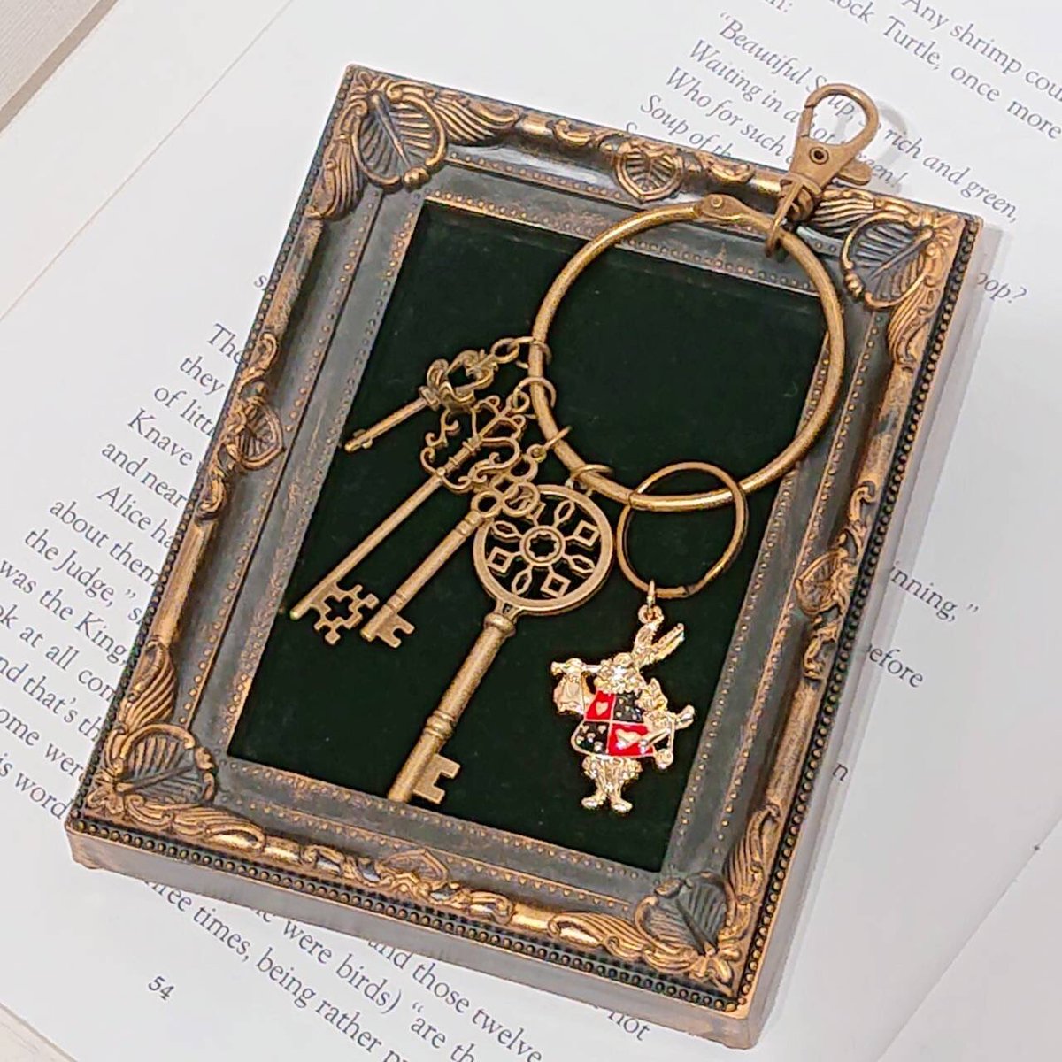 水曜日のアリス東京】 カギ束🗝のようなキーホルダーは いかがでしょ