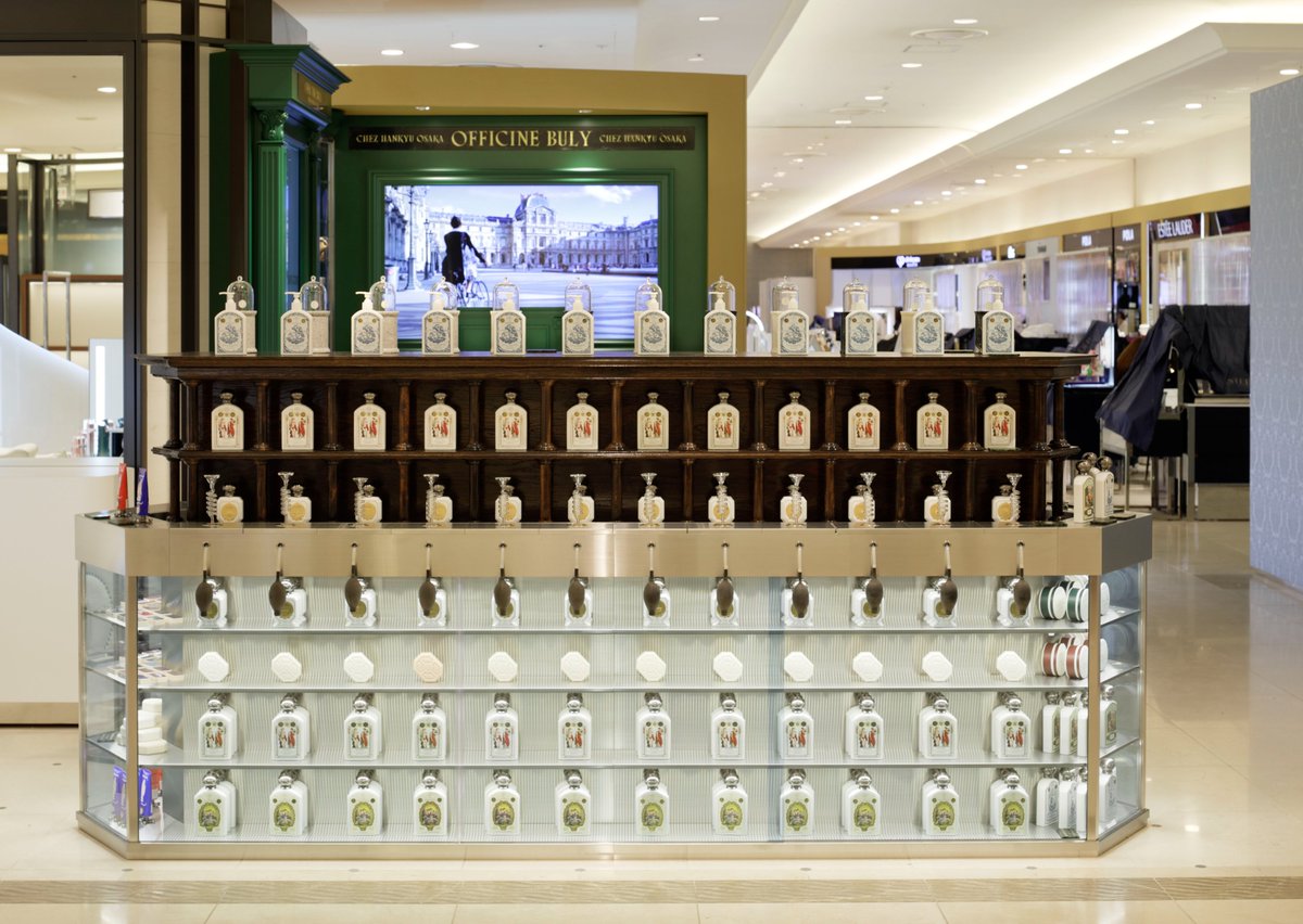 オーク材の美しい木目の家具に、ミニマルで艷やかなステンレスの